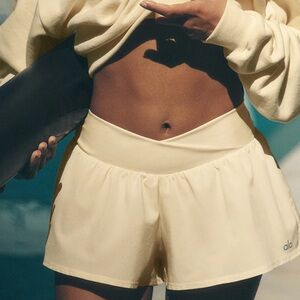 ALO Yoga V-Cute Running Short - Candlelight Yellow - XS